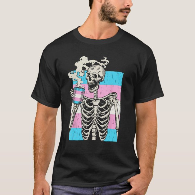 Camiseta Skeleton Drinking Coffee LGBT Q Transgender Pride  (Frente)