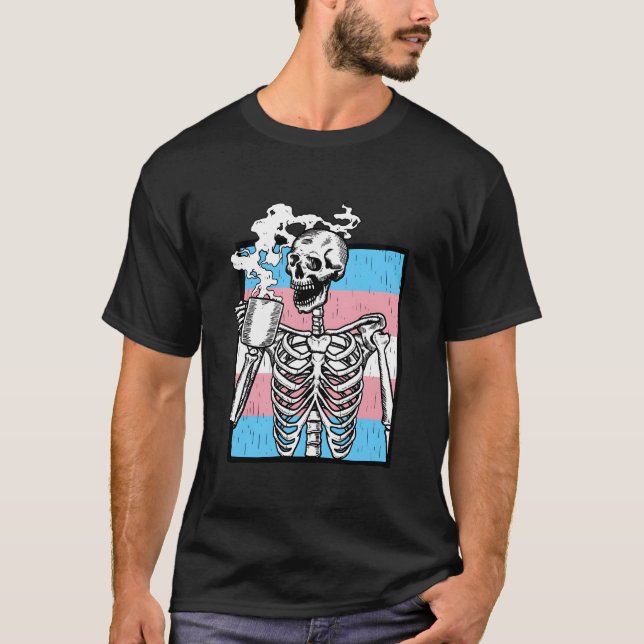Camiseta Skeleton Drinking Coffee Lgbt-Q Transgender Pride  (Frente)