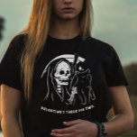 Camiseta Skeleton Grim Reaper Segurando Gato Engraçado<br><div class="desc">Celebre a vida do solteiro deste Dia de os namorados. É o último canto engraçado e sarcástico para comemorações solitárias. Como mãe de gato ou pai de gato orgulhoso, esta camisa irônica é o seu bilhete para um Dia de os namorados puramente rebelde. Assuma o humor, admita a ironia, e...</div>