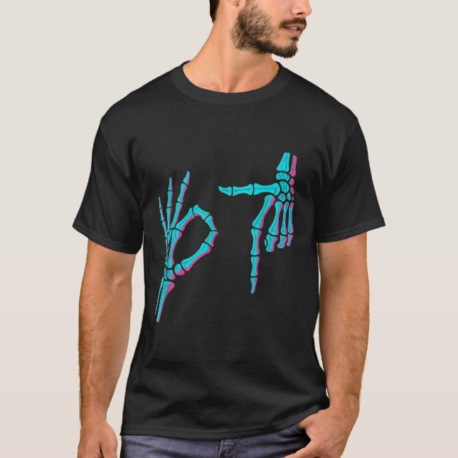 Camiseta Skeleton Hand Funny Six Seven 6 7 Meme 67 Hallowee (Frente)