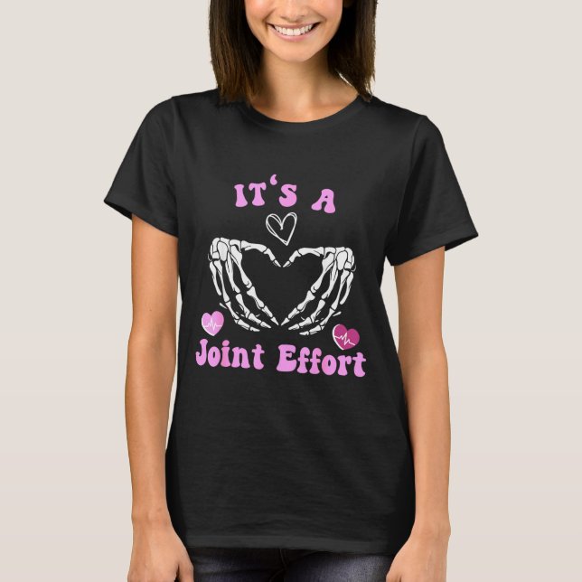 Camiseta Skeleton Hand Heart Orthopedic Nurse It's A Joint  (Frente)