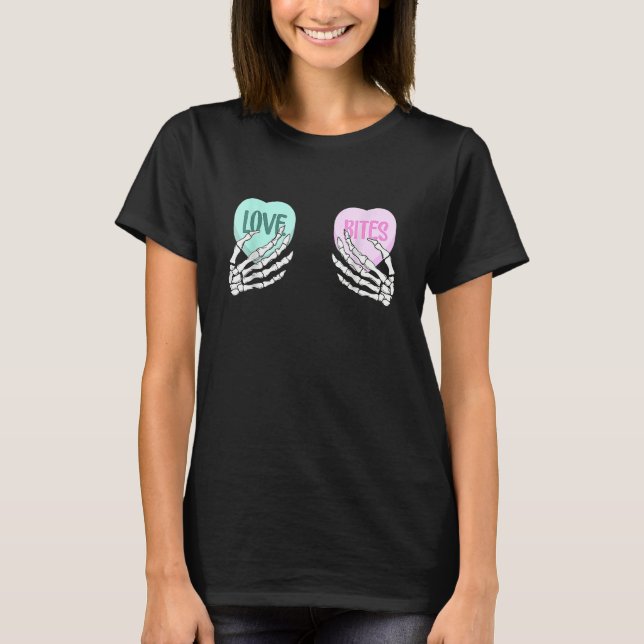 Camiseta Skeleton Hand Love Bites Heart Funny Couple Valent (Frente)