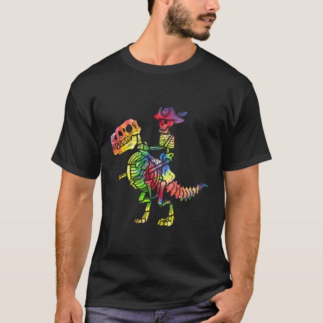 Camiseta Skeleton Pirate T Rex Dinossaur Tie Dye Halloween  (Frente)
