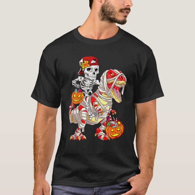 Camiseta Skeleton Riding Mummy Dinosaur T - Rex Halloween (Frente)