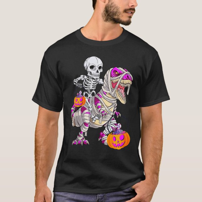 Camiseta Skeleton Riding Mummy Dinosaur T Rex Halloween Pin (Frente)