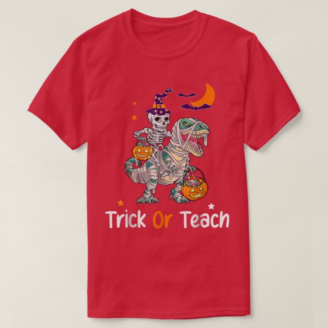 Camiseta Skeleton Riding Mummy Halloween Trick ou Teach Wi (Frente do Design)