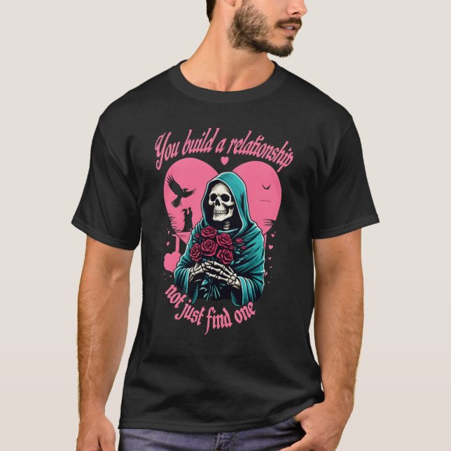 Camiseta "Skeleton Segurando Flores - Você constrói um Rela (Frente)