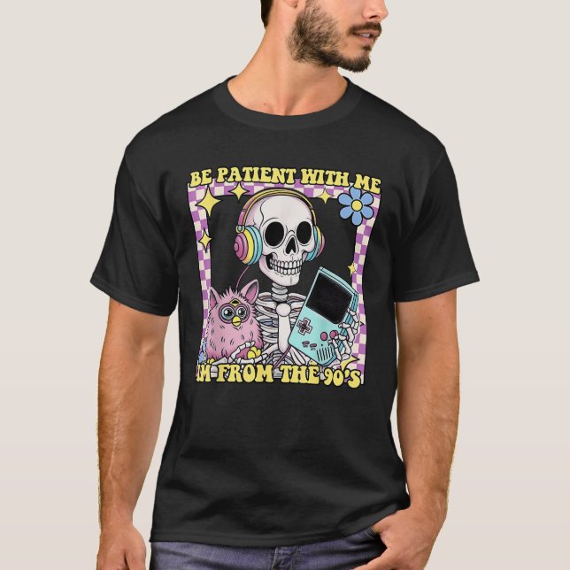 Camiseta Skeleton Seja Paciente Comigo Eu sou dos anos 90 (Frente)