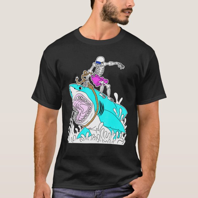 Camiseta Skeleton Surfing Shark Halloween (Frente)