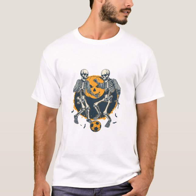Camiseta Skeletons jogando futebol no Halloween (Frente)