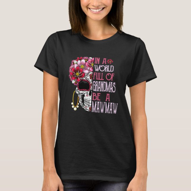 Camiseta Skull Flower In A World Full Of Grandmas Be A Mawm (Frente)