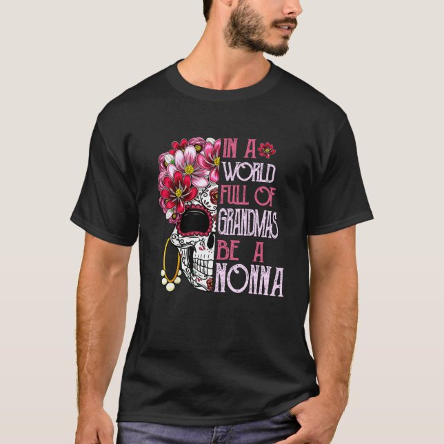 Camiseta Skull Flower In A World Full Of Grandmas Be A Nonn (Frente)