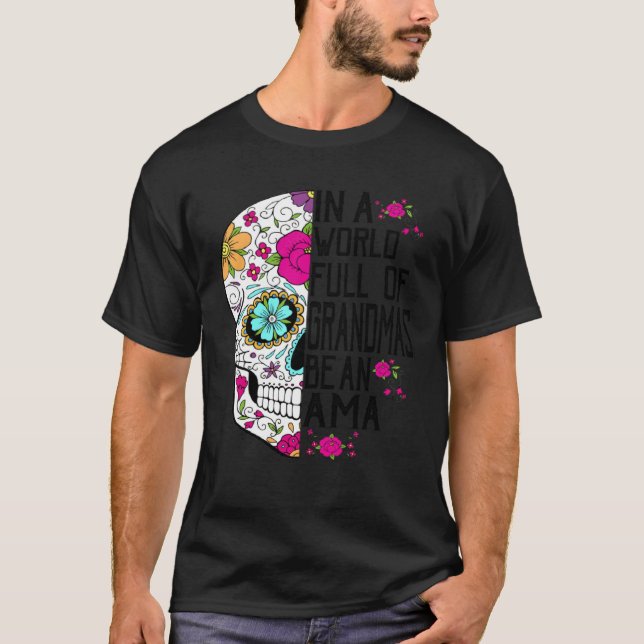 Camiseta Skull Flower In A World Full Of Grandmas Be An Ama (Frente)