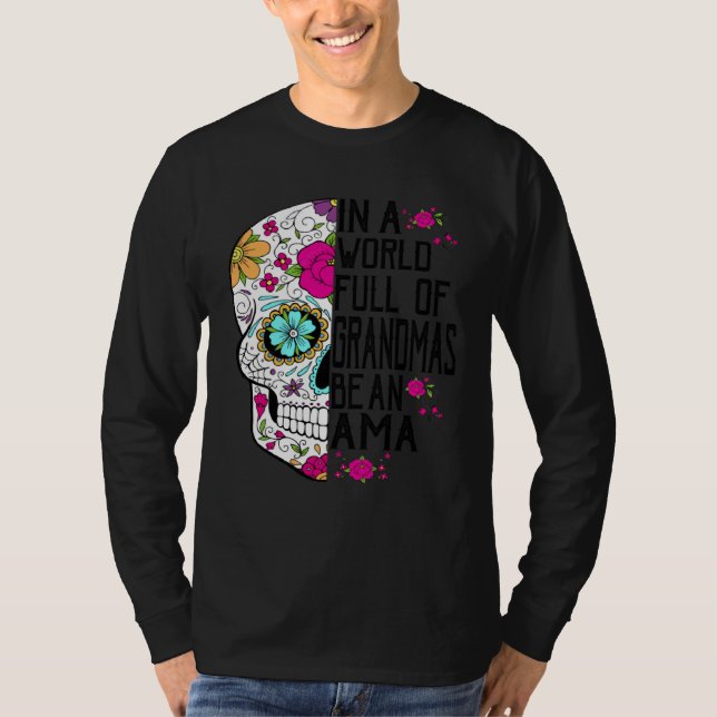 Camiseta Skull Flower In A World Full Of Grandmas Be An Ama (Frente)