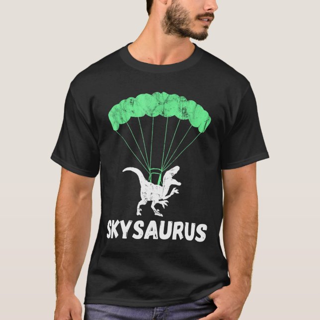 Camiseta Skydiver Dinossauros Paraquedismo Saltando em Pé (Frente)