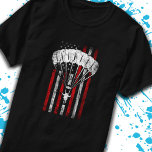 Camiseta Skydiver Silhouette - Skydiving American Flag - Sk<br><div class="desc">Este design de skydiver divertido é perfeito para todos,  desde instrutores profissionais de paraquedistas,  jogadores desportivos até paraquedistas,  passados skydiver solo ou pela primeira vez um skydiver fazendo um salto de tandem! Apresenta skydiver com paraquedas em aberto com gráfico angustiado American Flag.</div>