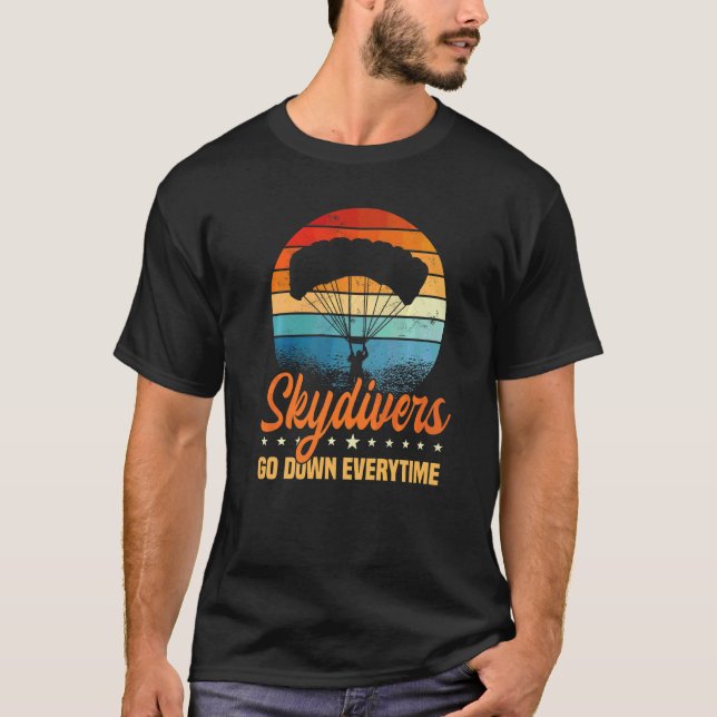 Camiseta Skydivers Descem Sempre Que Paraquedas Sk (Frente)