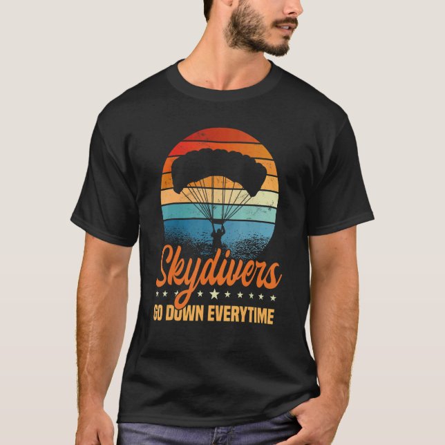 Camiseta Skydivers Descem Sempre Que Paraquedas Sk (Frente)