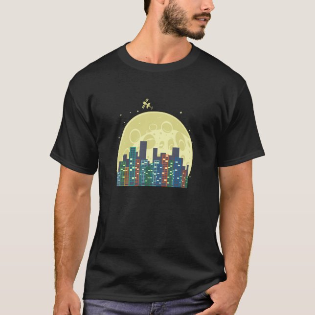 Camiseta Skyline in front of Moon and Satellite Building Ci (Frente)