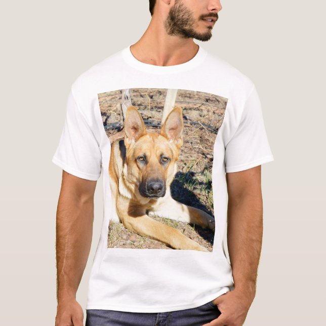 Camiseta "Sleepy Eyes German Shepard" (Frente)
