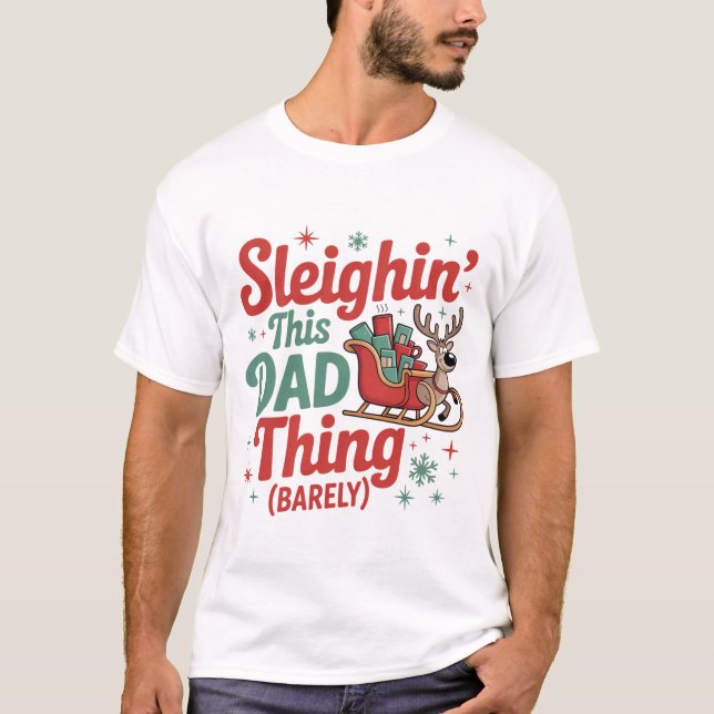Camiseta Sleighin This Dad Thing Funny Tee (Frente)