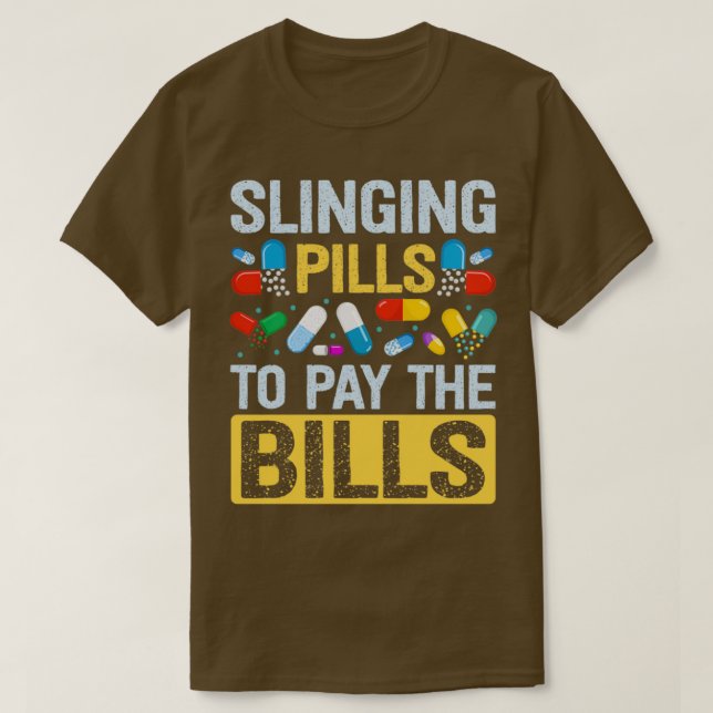 Camiseta Slinging Pills To Pay The Bills Funny Pharmacist (Frente do Design)