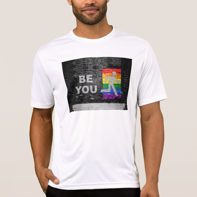 Camiseta SlipperyJoe's Be You black brick wall andando figu (Frente)