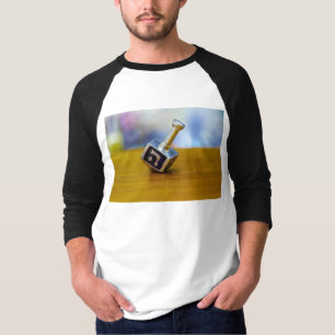 Camiseta SlipperyJoe's Happy Hanukkah com quatro lados gira