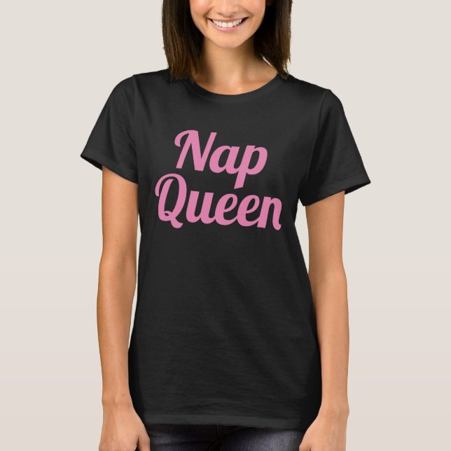 Camiseta Slogan da Rainha Rosa Nap | Bebê-macarrão (Frente)