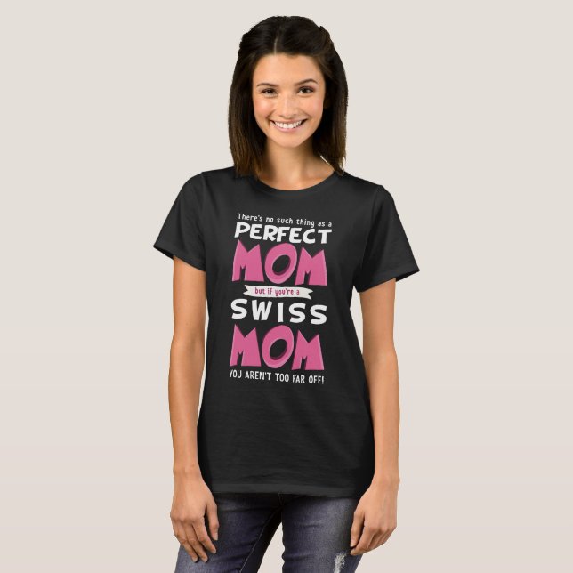 Camiseta Slogan engraçado da mãe suíça perfeita da suiça da (Frente Completa)