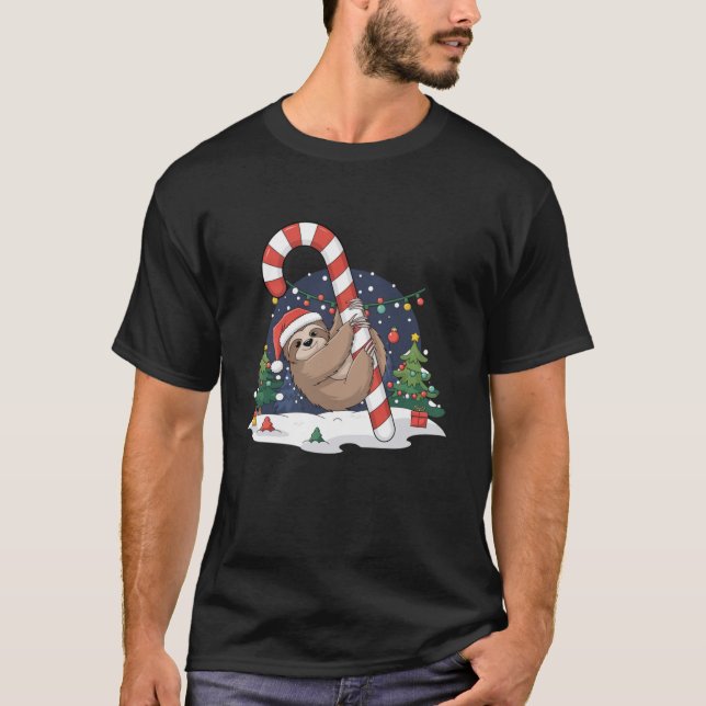 Camiseta Sloth and Giant Candy Cane Christmas Pajama for Sl (Frente)