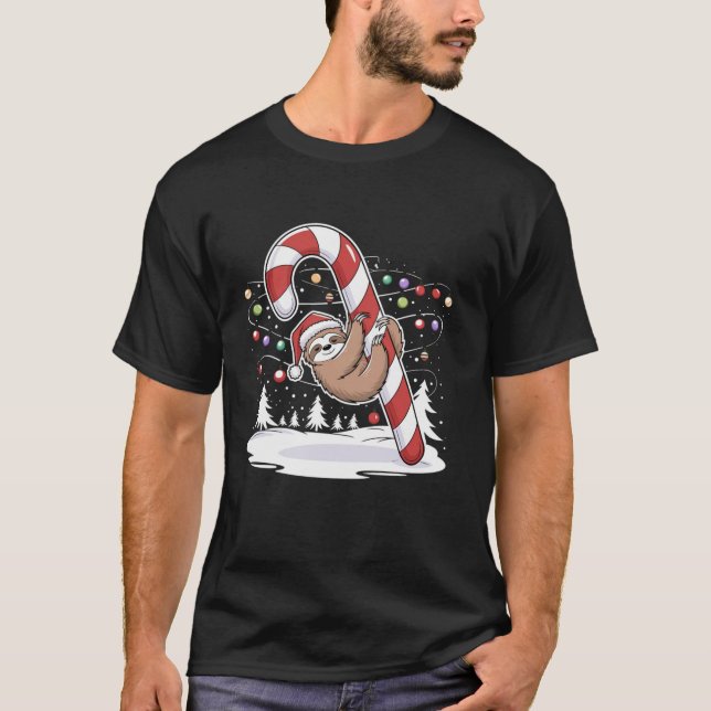Camiseta Sloth and Giant Candy Cane Christmas Pajama for Sl (Frente)