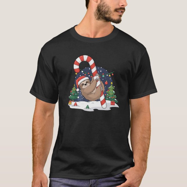 Camiseta Sloth and Giant Candy Cane Christmas Pajama for Sl (Frente)