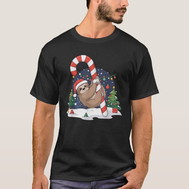 Camiseta Sloth and Giant Candy Cane Christmas Pajama for Sl (Frente)