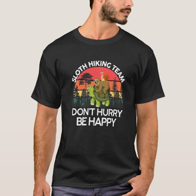 Camiseta Sloth Hiking Team Não Se Apresse Por Ser Feliz Slo (Frente)