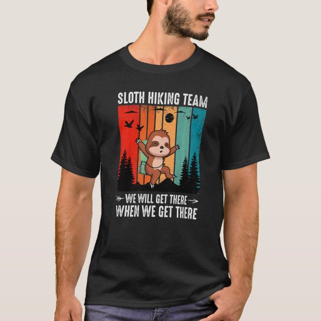 Camiseta Sloth Hiking Team We Will Get There When We Get Th (Frente)