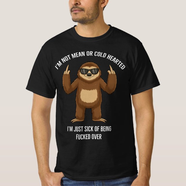 Camiseta Sloth middle finger I’m not mean or cold hearted  (Frente)
