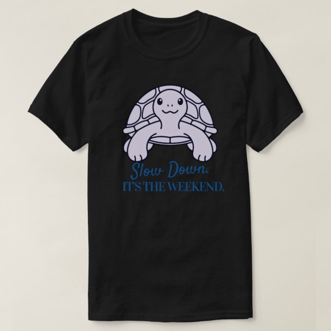 Camiseta Slow Down It’s the Weekend Minimal Turtle Quote (Frente do Design)