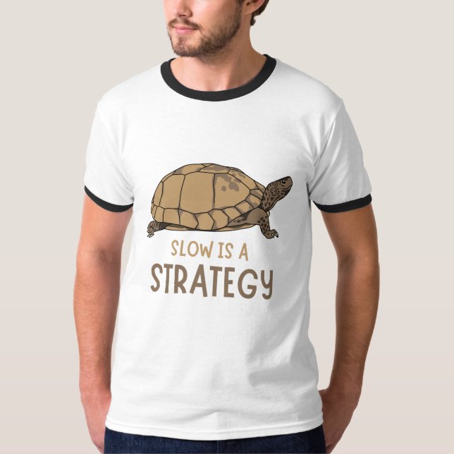 Camiseta Slow Is a Strategy – Minimal Turtle Quote Design (Frente)