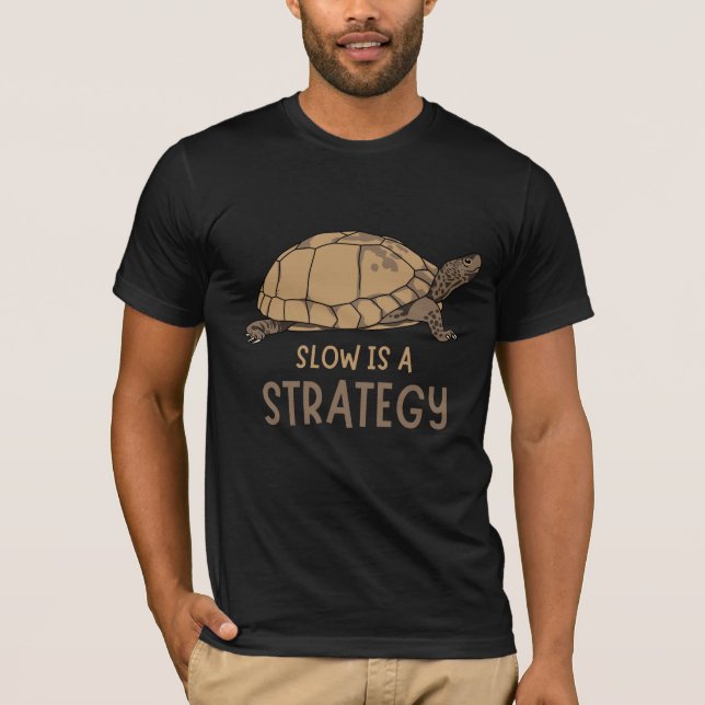 Camiseta Slow Is a Strategy – Minimal Turtle Quote Design (Frente)