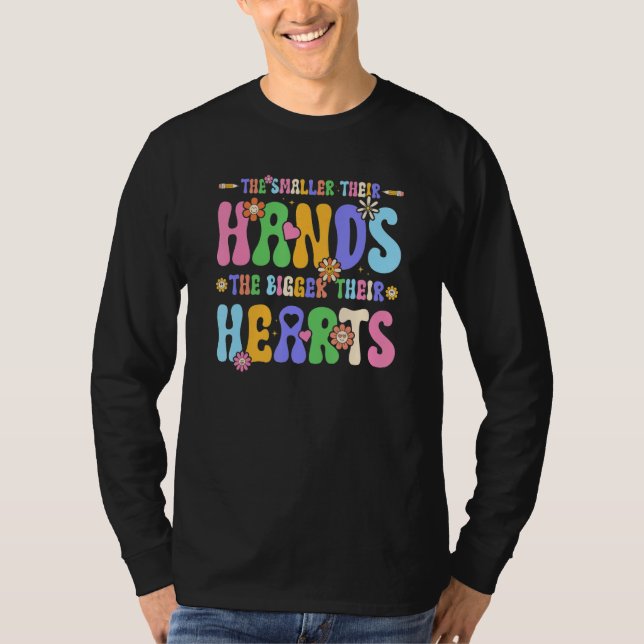 Camiseta Small Hands Big Hearts Groovy Preschool Kindergart (Frente)