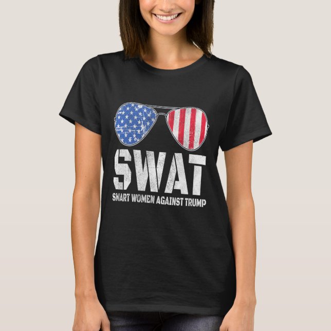 Camiseta Smart Women Against Trump Engraçado Anti-Trump 202 (Frente)