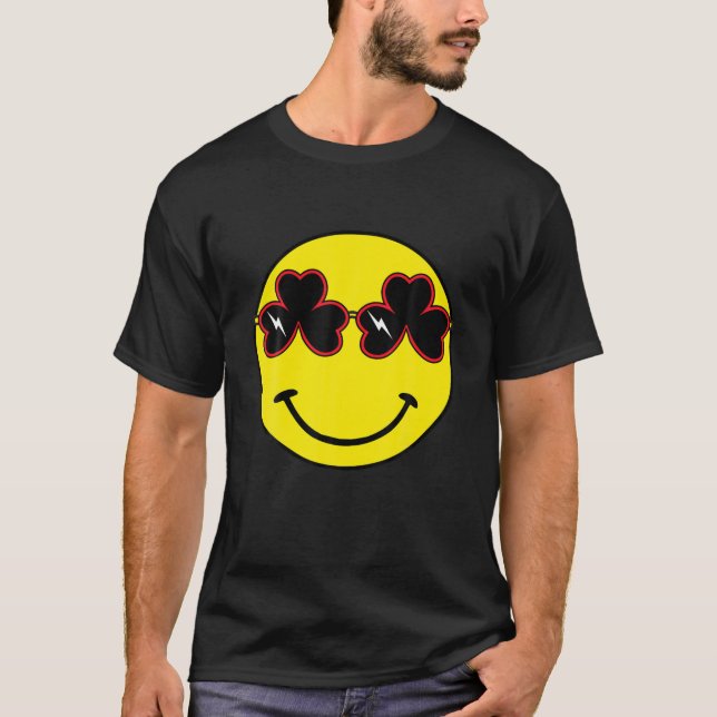 Camiseta Smiley face De Patrick Com Shamrock Shaped Sung (Frente)