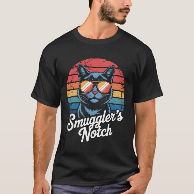 Camiseta Smugglers’ Notch Retro Ski Resort Cat T-Shirt (Frente)