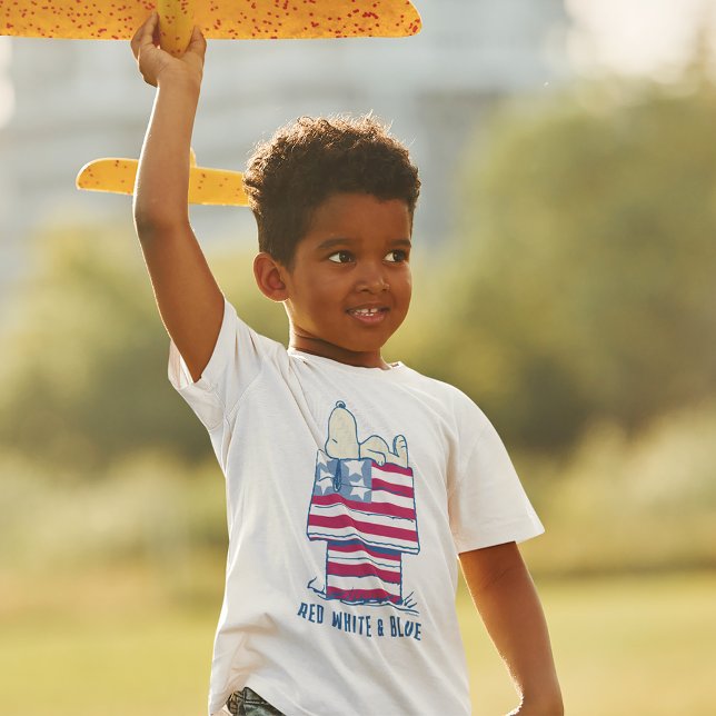 Camiseta Snoopy no dia 4 de julho da Dog House (Kid wearing t-shirt)