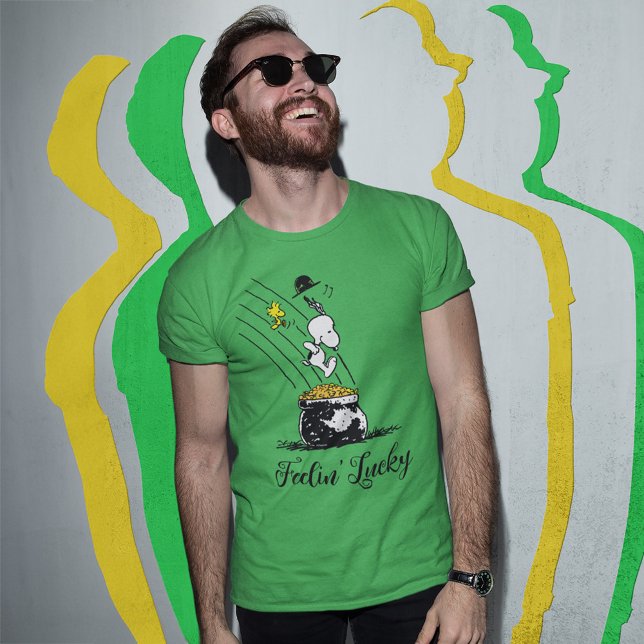 Camiseta Snoopy pulando em Pote de Dourado (Person wearing t=shirt)