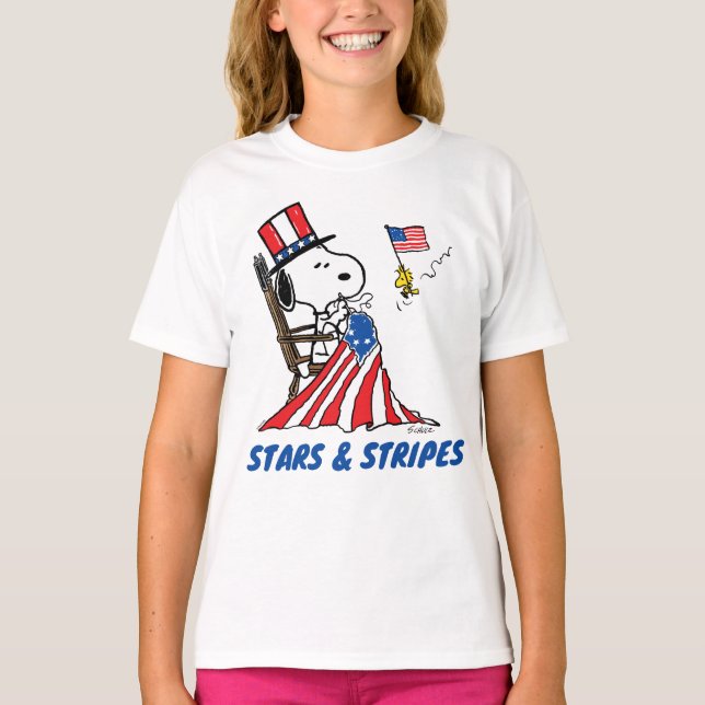 Camiseta Snoopy Sewing 4 de julho Flag (Frente)