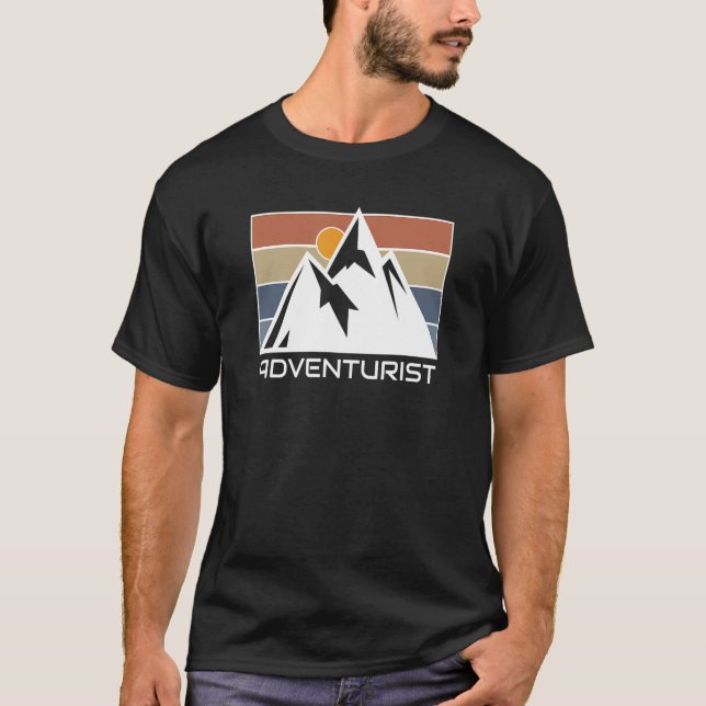 Camiseta snow mountain retro sunset landscape hikers graphi (Frente)