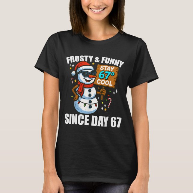 Camiseta Snowman Frosty And Funny Since Day 67 Meme Christm (Frente)