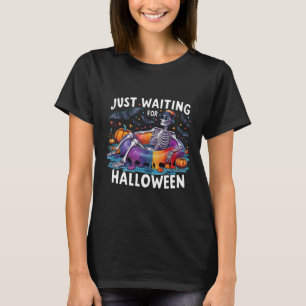 Camiseta Só Esperando O Halloween Spooky Season Engraçado